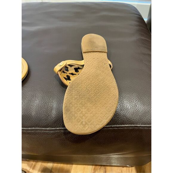 SZ 8.5 Tory Burch Miller Patent Logo Embellished Sandals Flip Flops in Tan - Picture 4 of 8